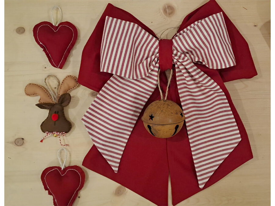 Fiocco natalizio adatto anche come fuori porta, fiocco sotto rosso, quello sopra a righe rosso e bianco. Sonaglio non compreso